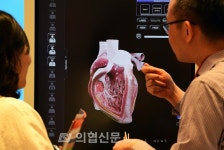 포토뉴스 첨단 의료산업의 미래를 한눈에!