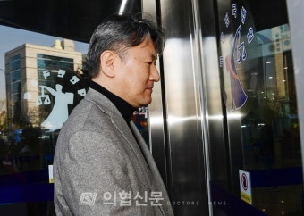 포토뉴스 '의대 정원 취소 행정소송' 법정 출석하는 김창수 전의교협 회장