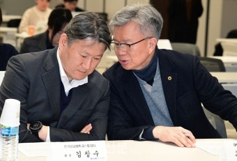 포토뉴스 머리 맞댄 김택우 의협 비대위원장-김창수 전의교협 회장