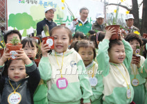 수선화가 예뻐요 제가 예뻐요?