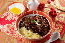 [이윤경 기자의 맛있게 ‘냠냠’] 짜장면, 고춧가루 넣고 비빌 땐 식초 넣어봐요