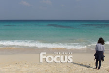 에메랄드빛 바다를 품은 그 섬에 낭만이 있다