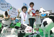 흰 우유 마시고 쑥쑥