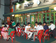 “침침한 치킨집 탈피 온가족 맛있게 즐겨요”