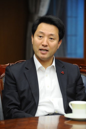 <서울시장 신년인터뷰>전면 무상급식에 대해 반대입장 밝히는 오세훈 시장.