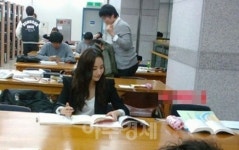 동국긴감매점 | 박민영 도서관 여신 인증샷 '화제'…누리꾼 "도서관에 가고 싶어진다"