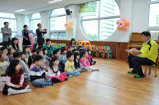 동화책 읽어주는 시장