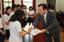 남대문세무서, 창덕여중에 학생세금문예작품 감사패 전달