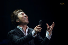 이문세 붉은노을 전국투어 콘서트 4년 만에 찾은 포항, 3천 관객 기립 박수 뜨거운 열기