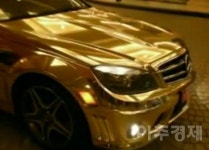 황금 벤츠 웨딩카, 신부위해 3억 들여…금값만 1억