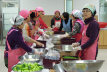 ‘김치 좋아요’, 남양주 평내도서관 다문화가족 김치담그기 행사