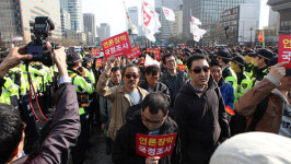 깃발은 지나갈 수 없습니다, 경찰 사이로 통과하는 전국언론노동조합