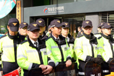 방송통신위원회, 경계서고 있는 경찰들