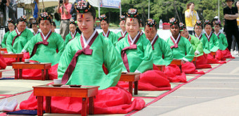 성년의 날 기념식, 경건한 마음으로…