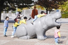 철거된 철조망 평화-철조망아트로 재탄생..호수공원에 설치