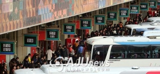 귀성객 가득한 고속버스터미널