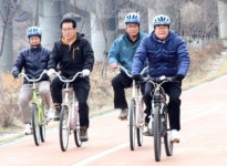 구리시 간부공무원, 자전거 타고 해빙기 안전점검 ‘눈길’