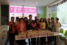 군산시 자원봉사센터, 사랑 나눔 행복한 빵 만들기‘100세 이상 어르신께 건강 기원 ! 사랑의 케이크 ’ 전달