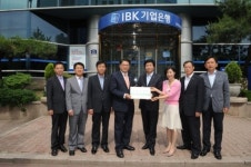 수원시, 희망지킴이 1호점 IBK기업은행 동수원지점에 현판 전달