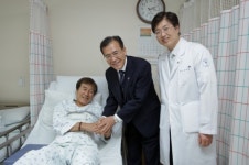 안중현 청장, 강서힘찬병원서 대통령 위문품 전달