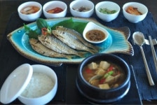 남해안에서 갓 잡아 올린 싱싱한 전어 정식 맛볼까