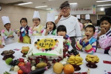 현대그린푸드 아주대학교병원 어린이집 | 현대그린푸드, 다문화가정 어린이 초청 송편 만들기 체험