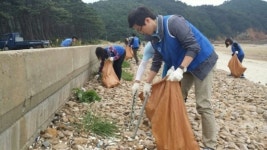 KOEM-삼성그룹, 꽃지해수욕장 정화활동 진행