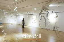 포스코미술관에 흰모기떼 우글우글..참을수 없는 존재의 가려움