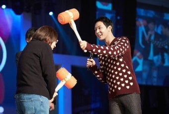 [포토] 박유천 팬미팅…팬과 함께 뿅망치 대결?