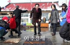 윷 나와라 …안병용 의정부시장 송산1동 만가대 척사대회 참석