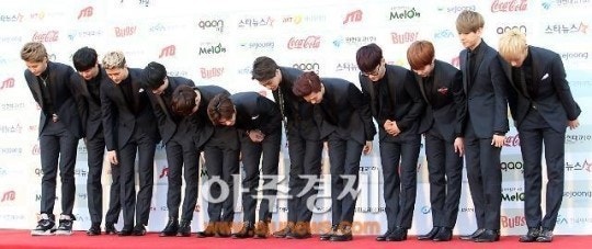 Các idol K-pop cúi chào 90 độ thể hiện sự khiêm tốn với fan.