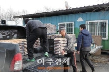 예산농장 김영식씨, 계란 1300판 기탁해.