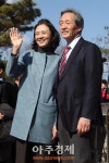 [포토] 지지자들에게 인사하는 정몽준 의원 부부