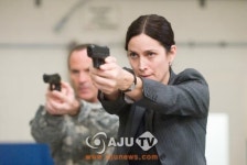 [AJU TV] 할리우드 거물급 여배우 ‘캐리 앤 모스’ 숱한 러브콜 뿌리치고 선택한 영화!, 언싱커블 공개...