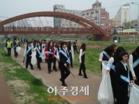 아라리오ㆍ신세계백화점직원, 천안터미널 주변 환경정화 구슬땀