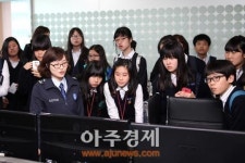 세관 천리보세 시스템 견학하는 공릉중 학생들
