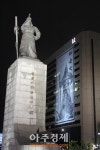 광화문 지키는 이순신 장군..KT빌딩에 대형 걸게그림 전시