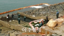 대산 삼성토탈에서 기름 유출, 긴급 방제작업에 나서