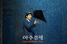 [포토] 규현 스타일로 재해석한 싱잉인더레인 명장면