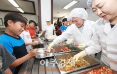 만안초 급식봉사 나선 이필운 당선인