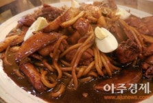 [김기자가 먹어보겠습니다] 초복, 삼계탕이 질린다면 짜장 찜닭은 어떠세요?-계동 찜앤족