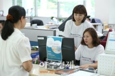고양시 덕양구청 민원실, 일주일 동안 ‘100만 돌파’ 기념티셔츠 입고 근무
