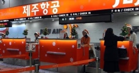 제주항공에 오렌지 산타가 떴다…제주 등 5개 지점 크리스마스 분위기 흠뻑