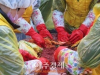 직접 키운 배추로 독거노인 등 김치 전달