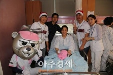 두산베어스 선수들, 중앙대병원서 산타로 깜짝 변신