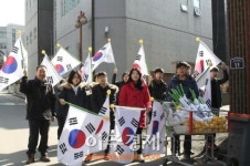 과천시 주암동 장군마을 태극기 달기행사 전개