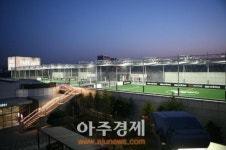 현대아이파크몰, 옥상 ‘풋살경기장’ 2면 추가 오픈…月 8천명 이용 예상