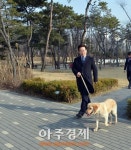 <포토> 행복이와 산책하는 이재명 성남시장
