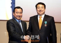 경상대 신동우 교수 철탑산업훈장·김인수 동문 산업통상자원부장관상 수상