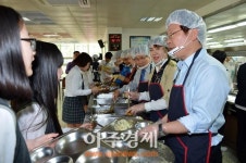 <포토> 배식 봉사하는 이재명 성남시장